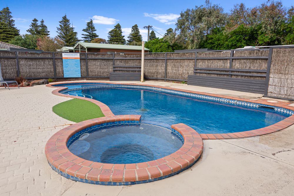 Warrnambool outdoor pool and spa